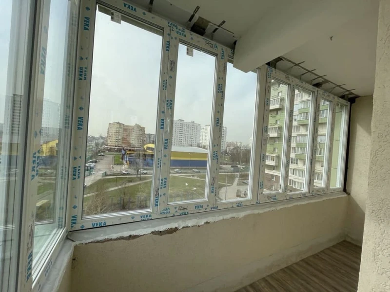 Угол балкона в Зеленограде, вид во двор Монтаж углового балкона, софтлайн 70