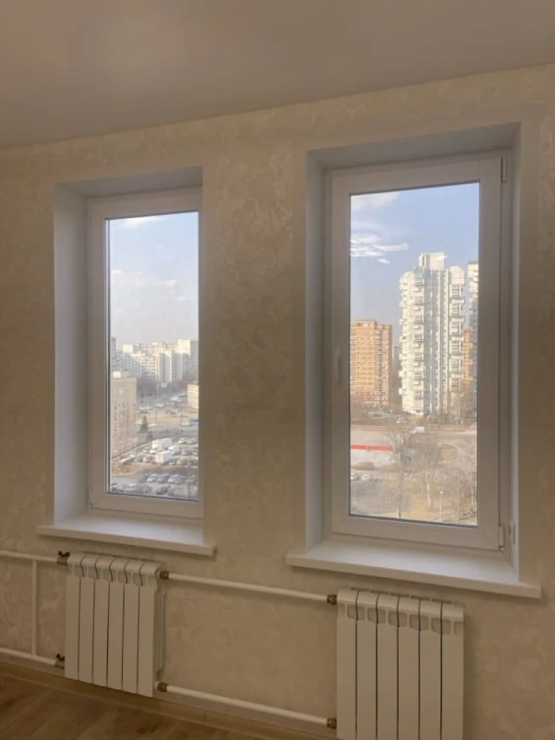 Установленные пластиковые окна после монтажа в квартире в Зеленограде