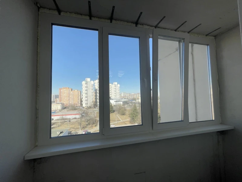 Монтаж пластикового остекления на небольшом балконе