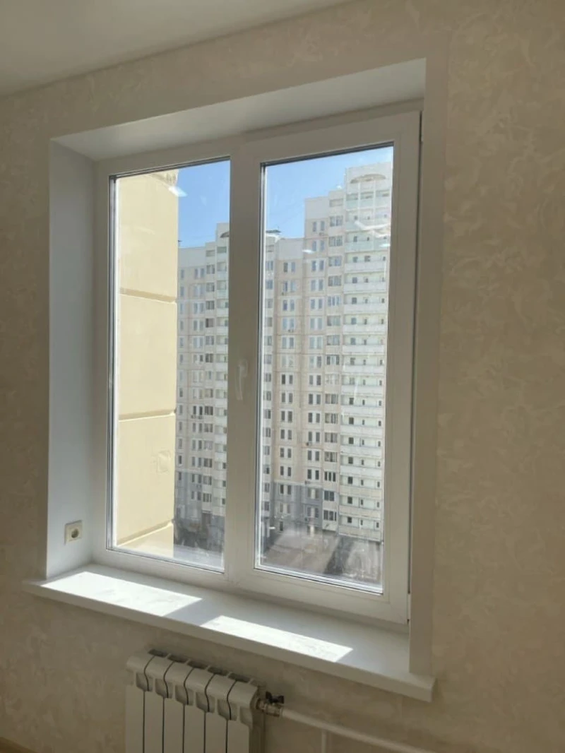 Двустворчатое окно с поворотно-откидным механизмом после монтажа