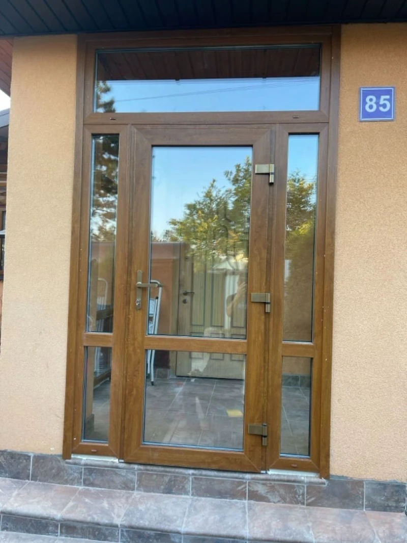 Готовая входная группа с остеклением цвета золотой орех Готовое остекление входной группы с ламинацией под цвет Золотой Орех, пос. Лыткино