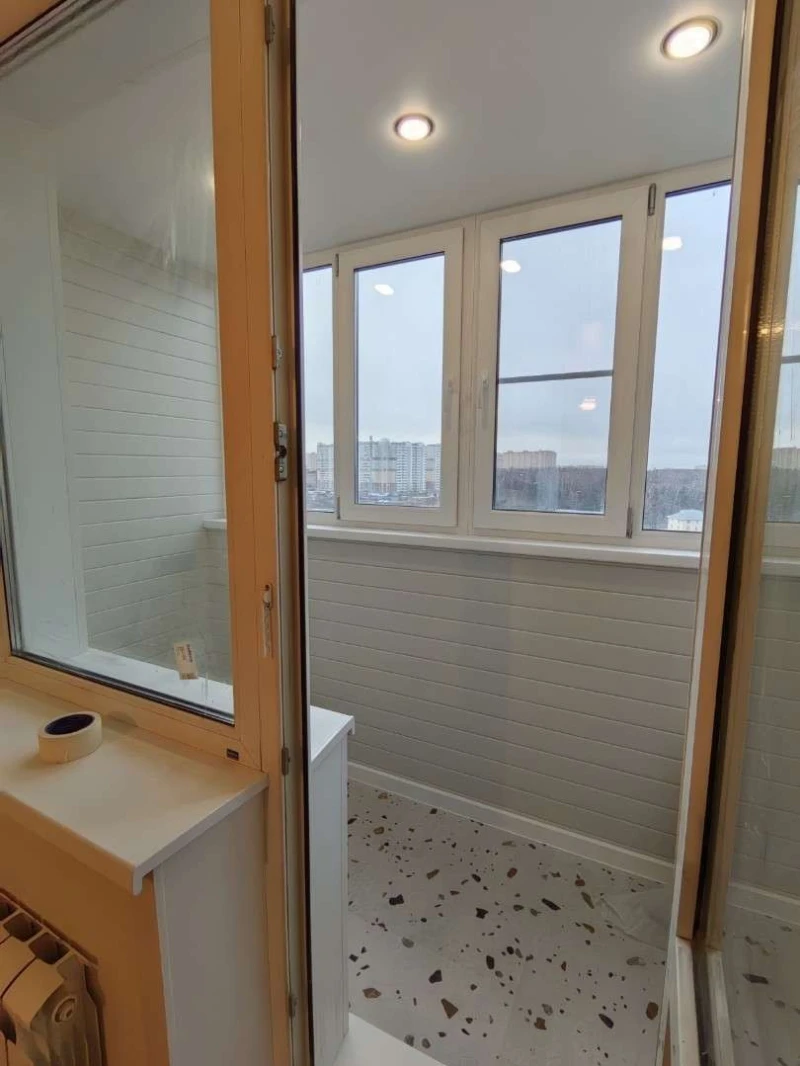 маленький балкон финал Остекленный и отделанный балкон