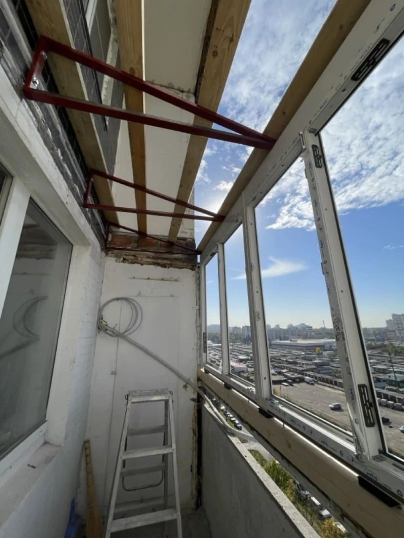 Каркас крыши во время работ Монтаж рамы окон и каркаса крыши