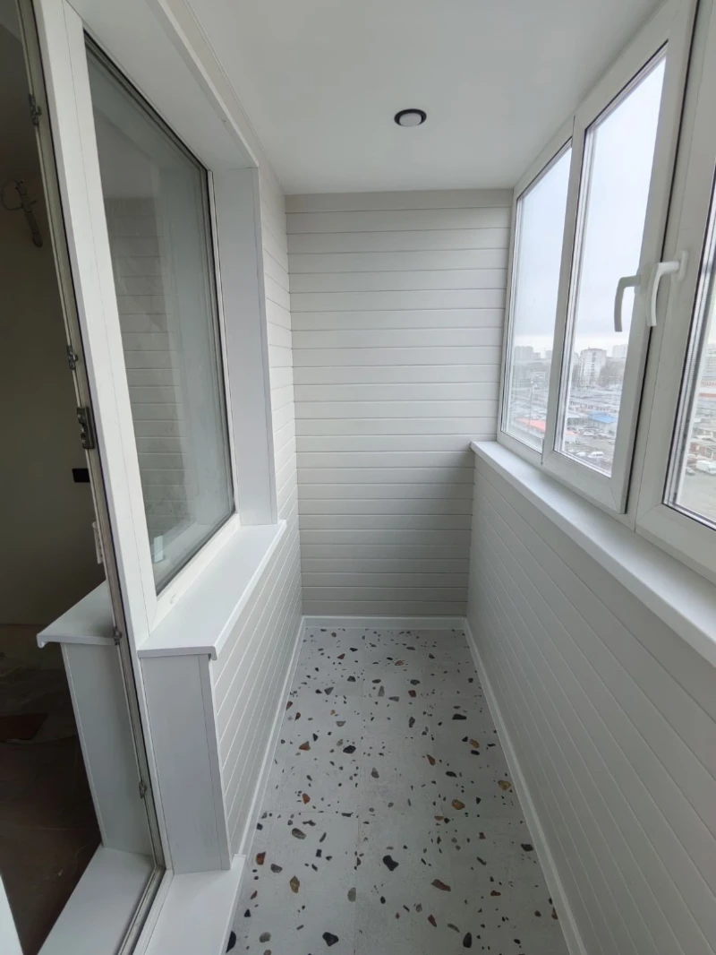 балкон в светлом стиле 2 метровый балкон в светлых тонах