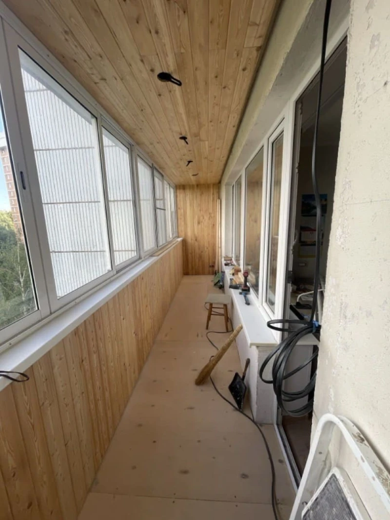 общий вид сделанных работ на балконе Отделка 6 метрового балкона от компании Окна Лайт