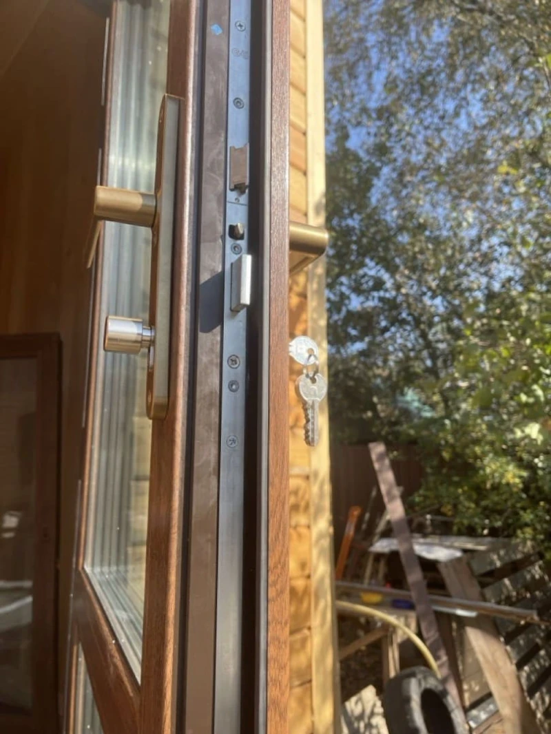 Дверь ПВХ в бане  многозапорный замок GU-FERCOMATIC с ручкой VALA