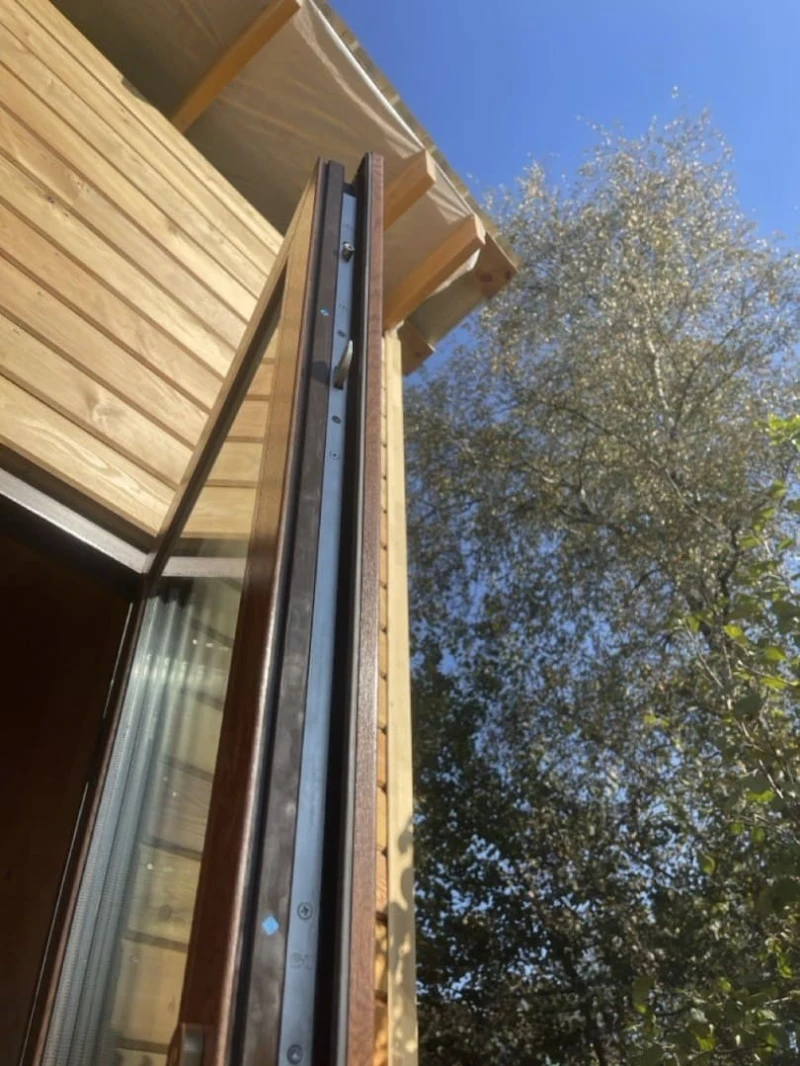 Дверная фурнитура на пластиковой двери Фурнитура,многозапорный замок GU-FERCOMATIC на пластиковой двери