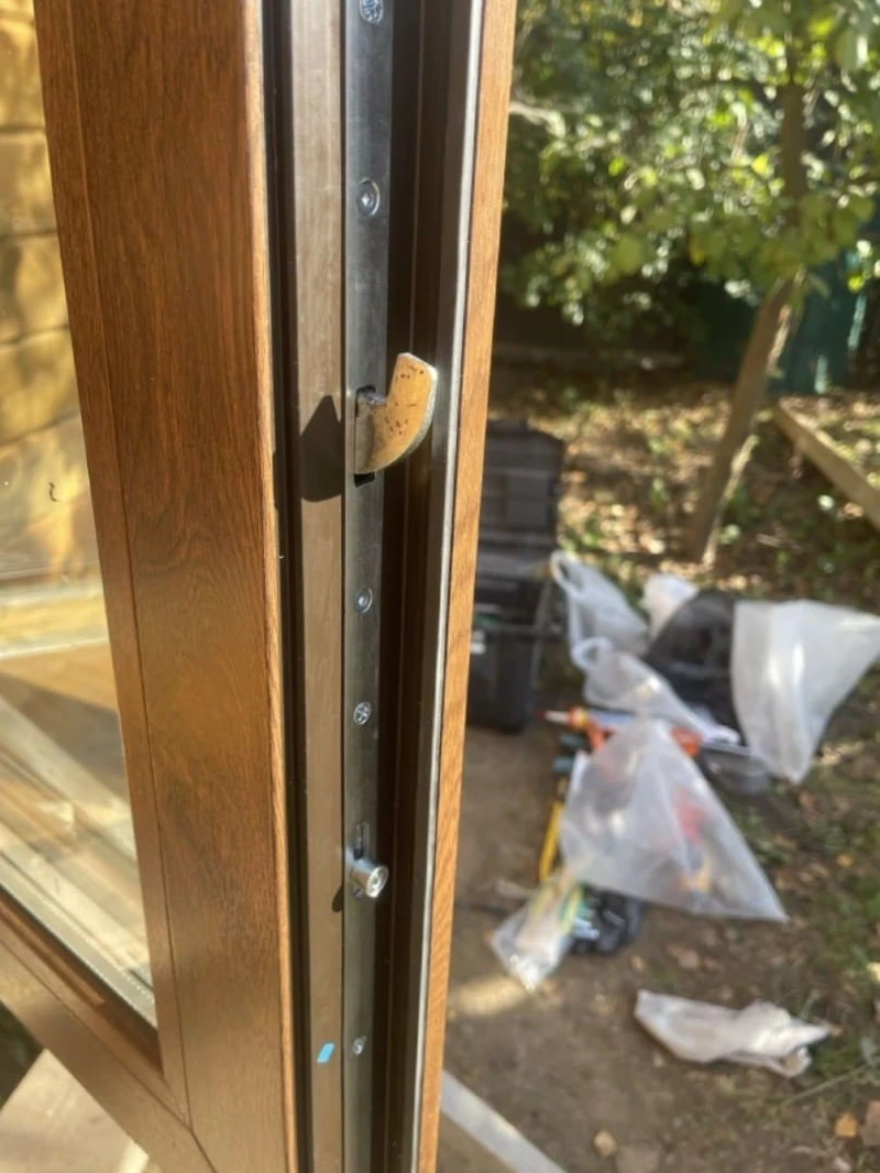 Профиль цвет шоколад в массе  ПВХ профиль с запирающим механизмом