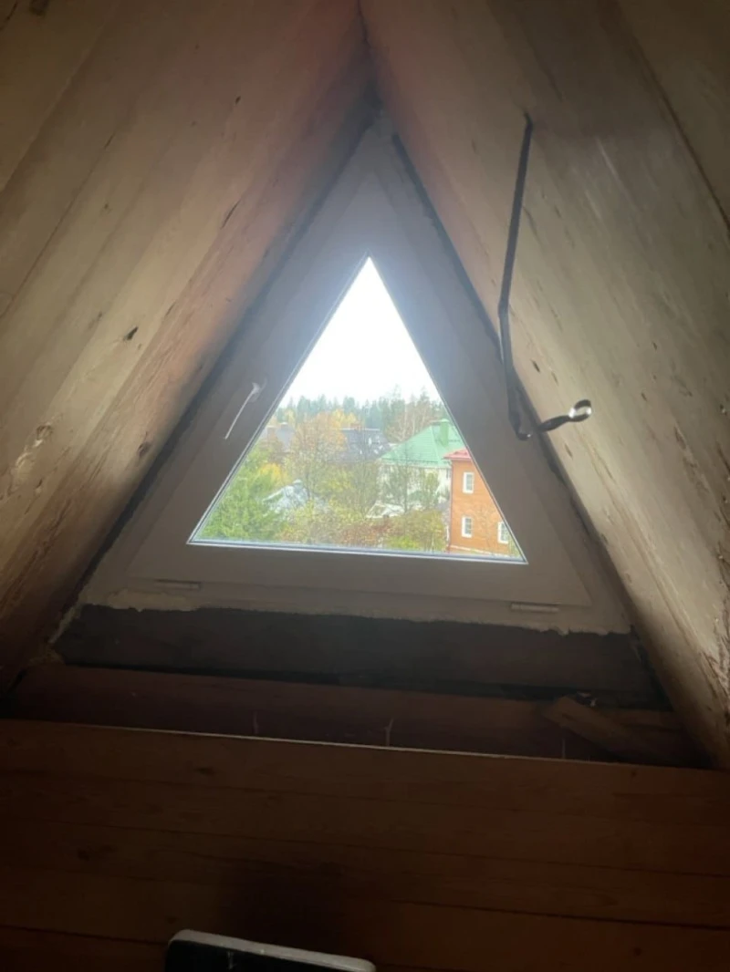 Треугольное окно с. Лугинино, 10.10.2024 Треугольное пластиковое окно после монтажа в селе Лугинино