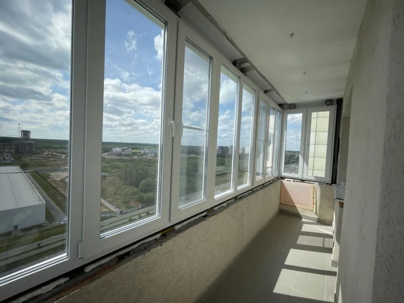 Монтаж пластикового остекления на небольшом балконе в Зеленограде