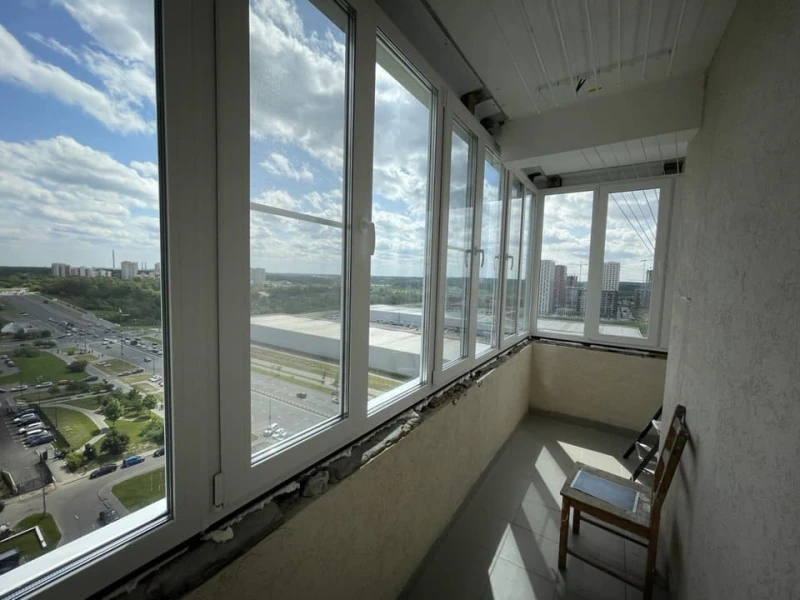 Угловой балкон в корпусе 2040, Зеленоград, остеклённый профилем Veka