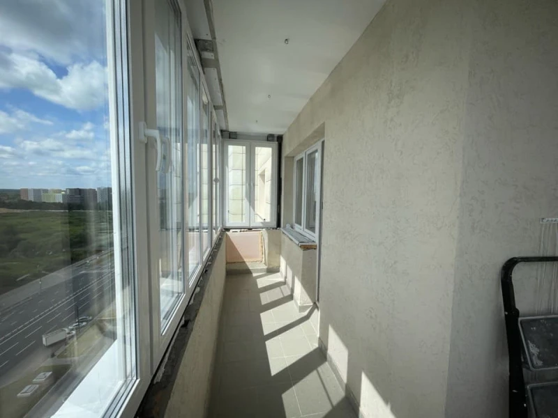 Угловой балкон в корпусе 2040, Зеленоград, остеклённый профилем Veka