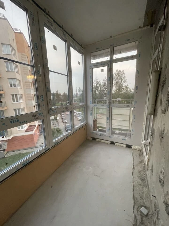 Конструкция из металлопласта с балконной дверью в пол