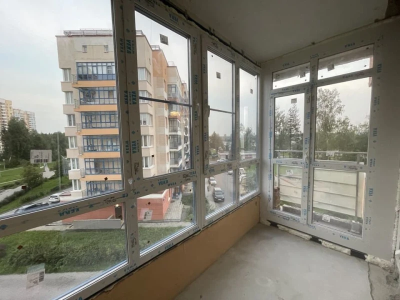 Угловой балкон с дверью и импостами