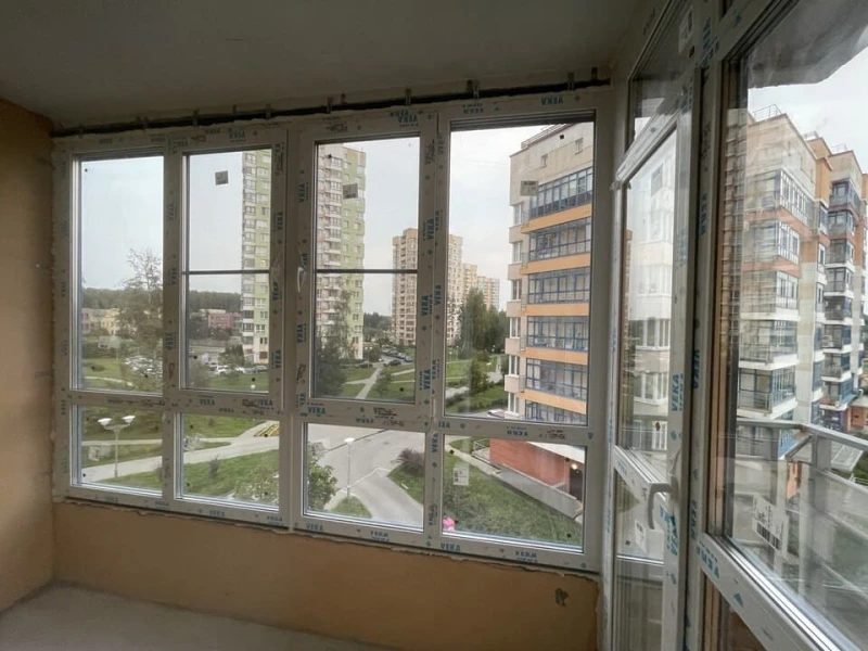 Монтаж остекление балкона с покраской