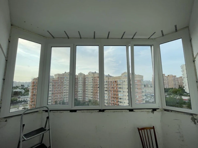 Готовый результат остекления балкона и окон в квартире