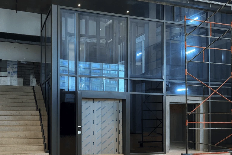 Стеклянные перегородки и фасад из триплекса в современном здании