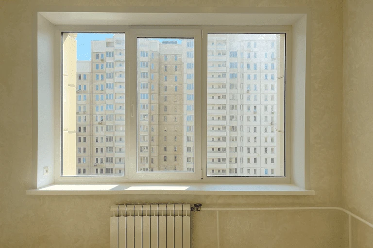 Новые пластиковые окна после ремонта, с откосами, подоконником и радиатором отопления