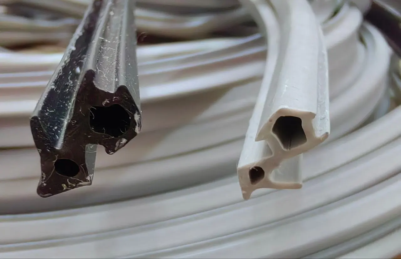 Черный и белый уплотнитель для окон в разрезе